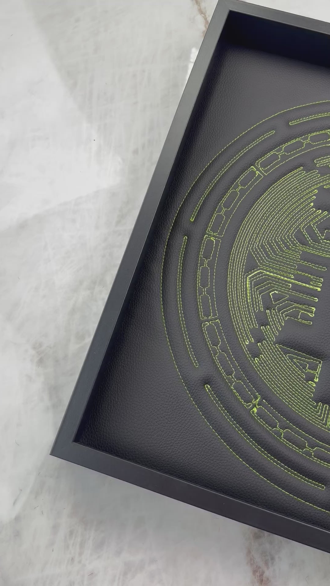 Art mural en cuir noir inspiré de Bitcoin : décoration de luxe avec broderie verte - ER56 Design