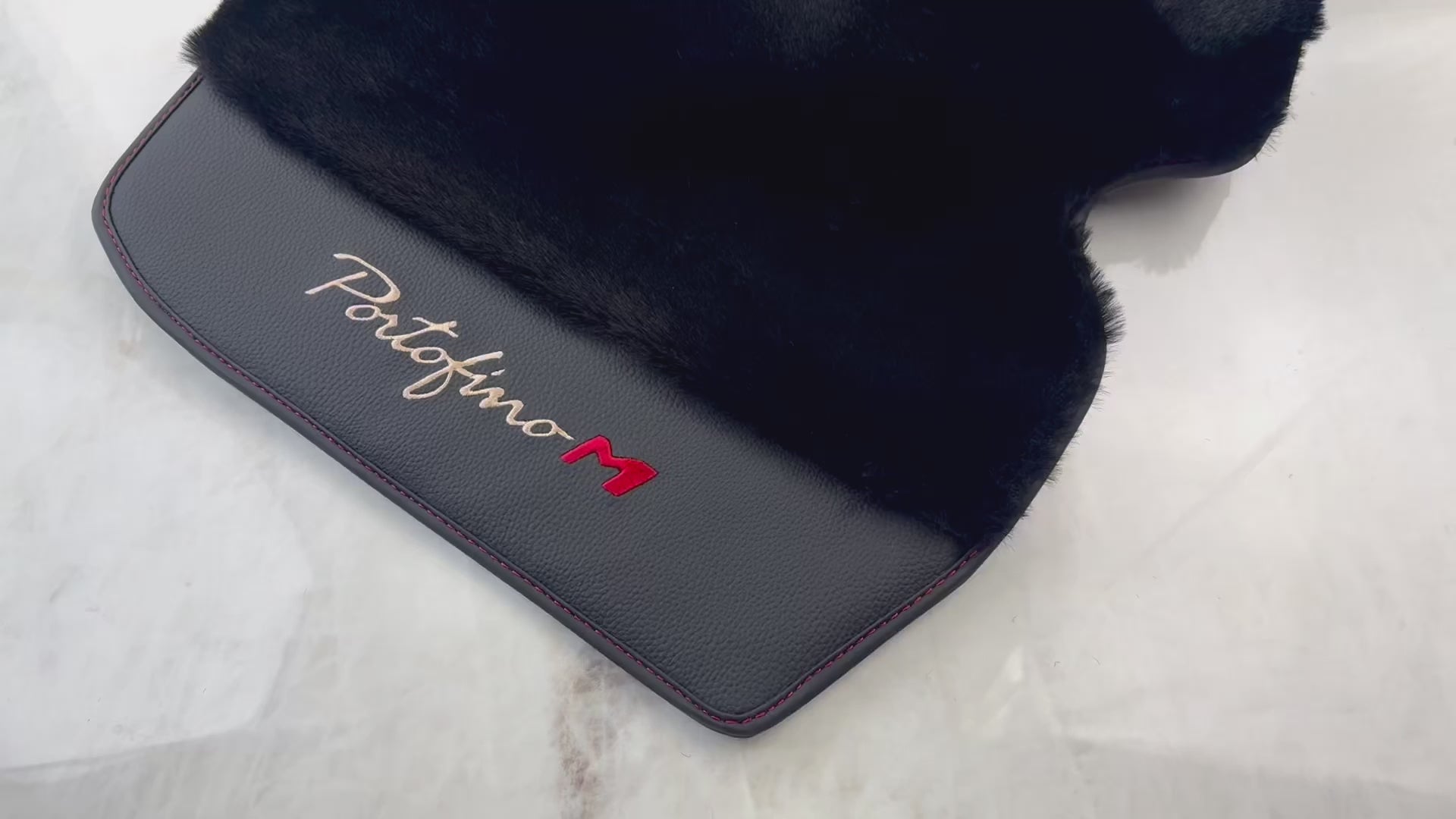 Tapis de voiture en peau de mouton noir pour Ferrari Portofino M (2018-2023) avec cuir - AutoWin.EU