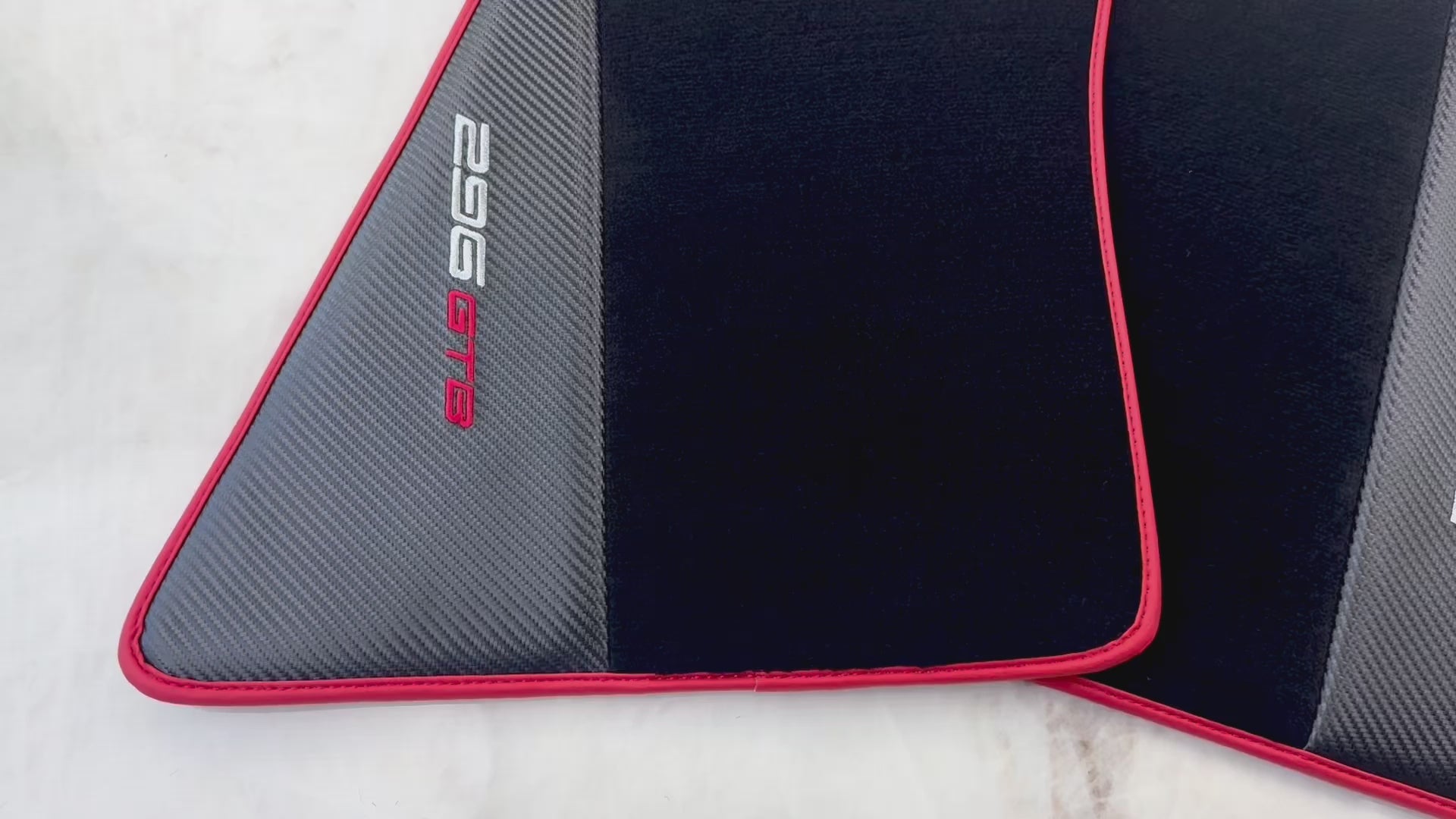 Tappetini neri per auto Ferrari 296 GTB (2022-2025) con fibra di carbonio | Filo rosso - AutoWin