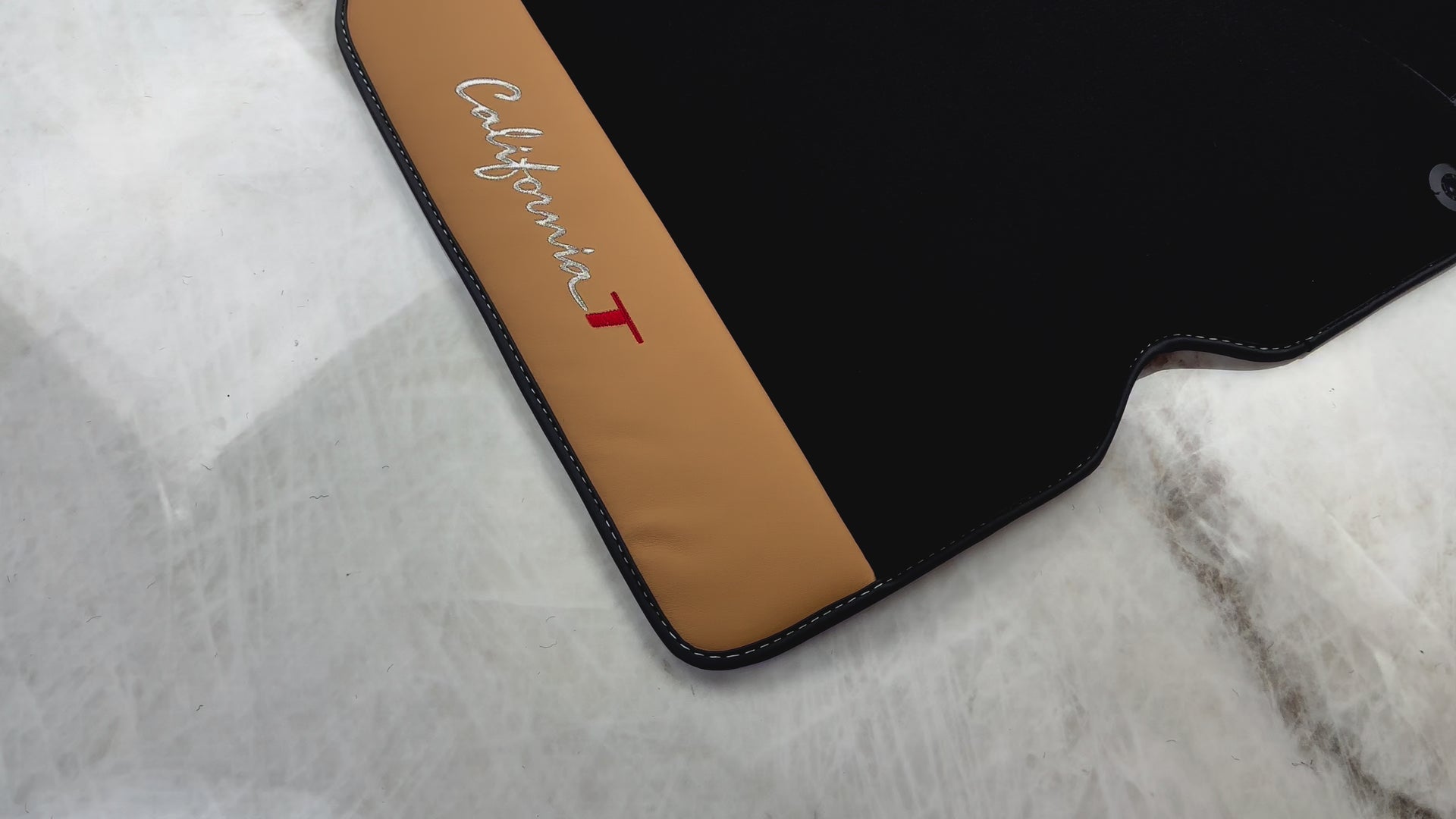 Tapis de voiture noirs pour Ferrari California T (2015-2018) avec cuir Nappa beige - AutoWin