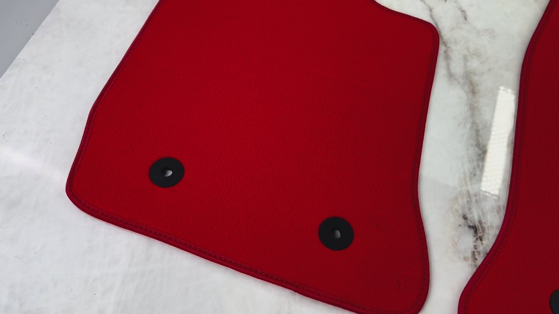 سجاد سيارة أحمر لشيفروليه كورفيت C7 تارجا توب (2014-2019) - AutoWin