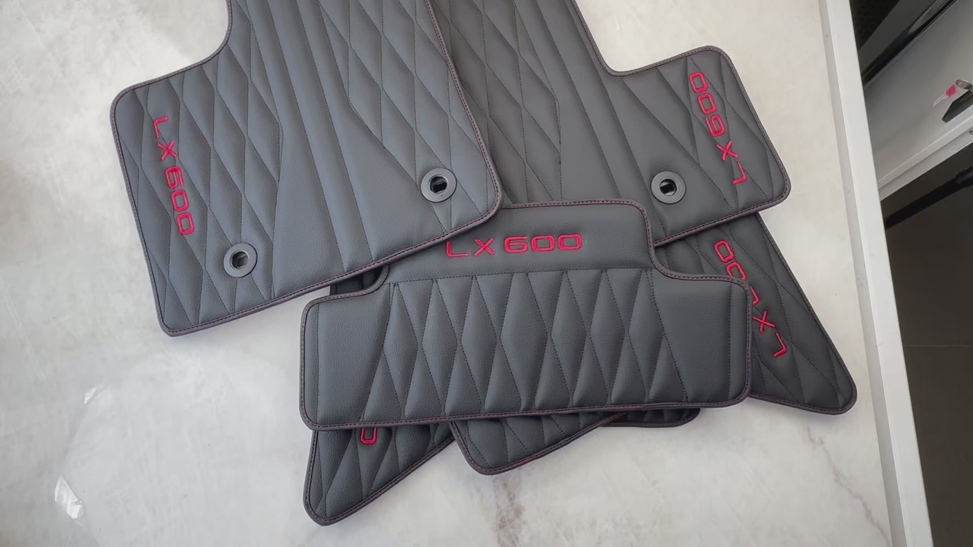 سجاد سيارة جلدية لسيارة لكزس LX 570 (2008-2021) - AutoWin.EU