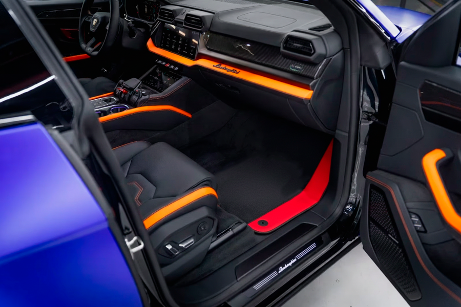 Passgenaue schwarze Autofußmatten für Lamborghini Urus mit rotem Leder