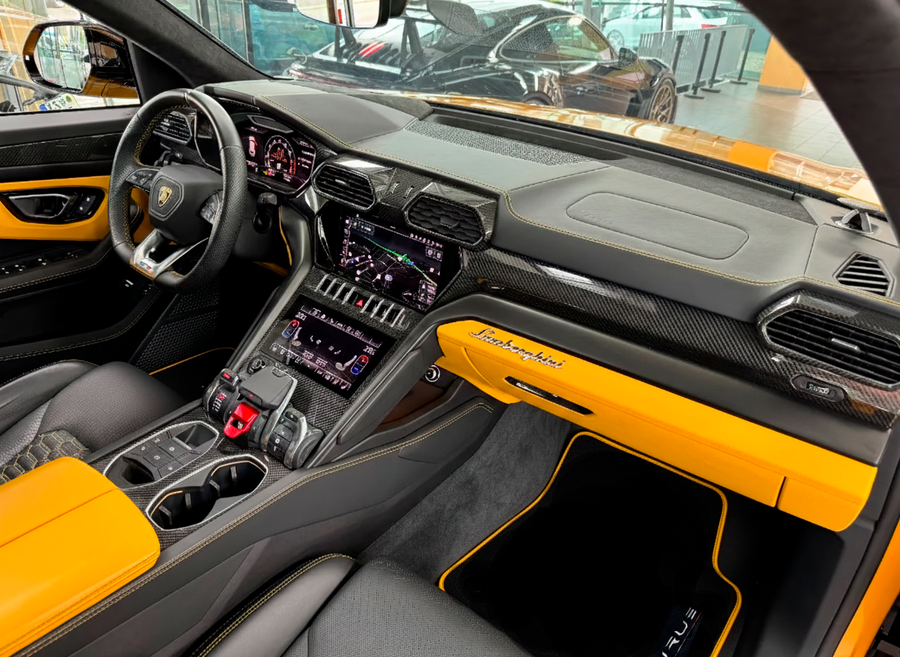 سجاد السيارات لسيارة Lamborghini Urus الأسود مصمم مع حواف صفراء