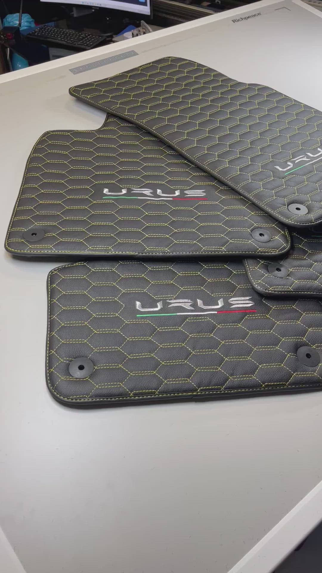 Alfombrillas para coche Lamborghini Urus en cuero con costura amarilla - AutoWin.EU
