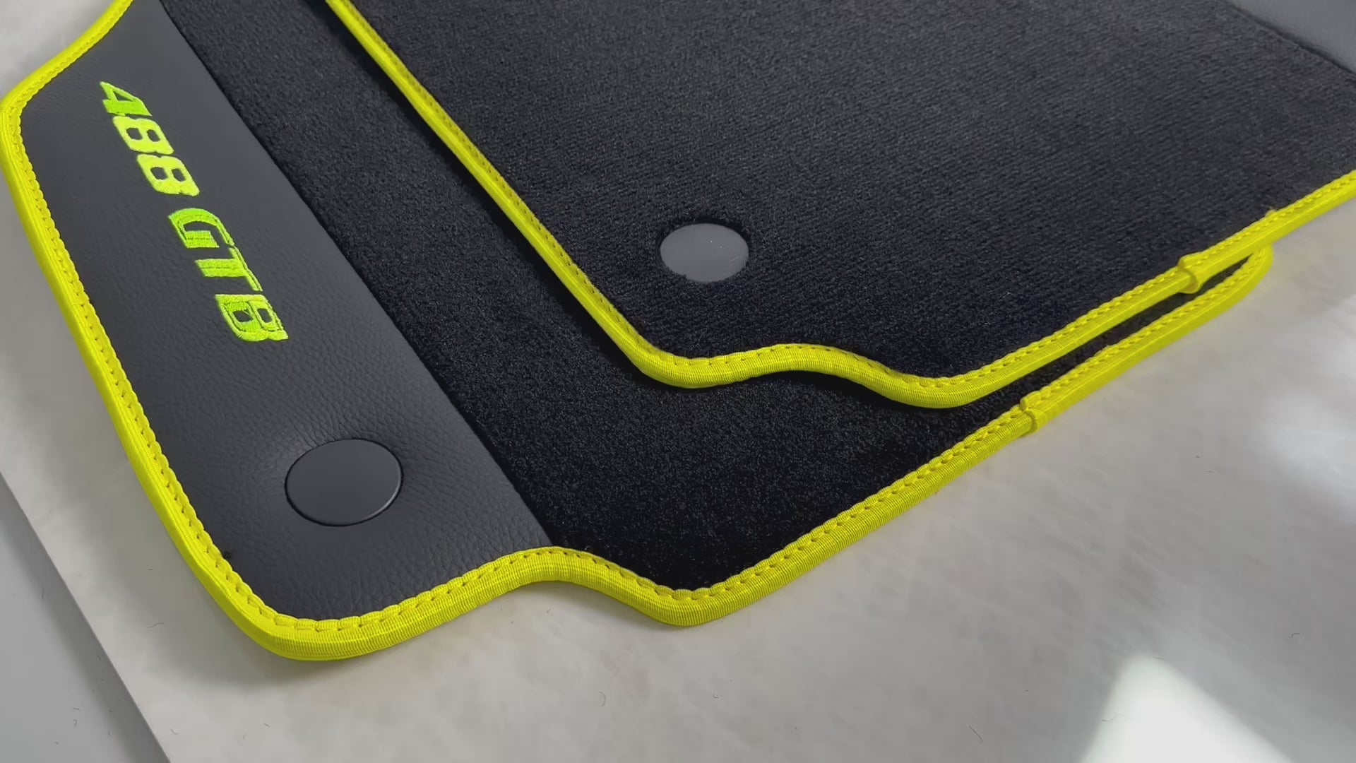 Tapis de voiture pour Ferrari 488 GTB 2015-2022 en moquette avec cuir - AutoWin