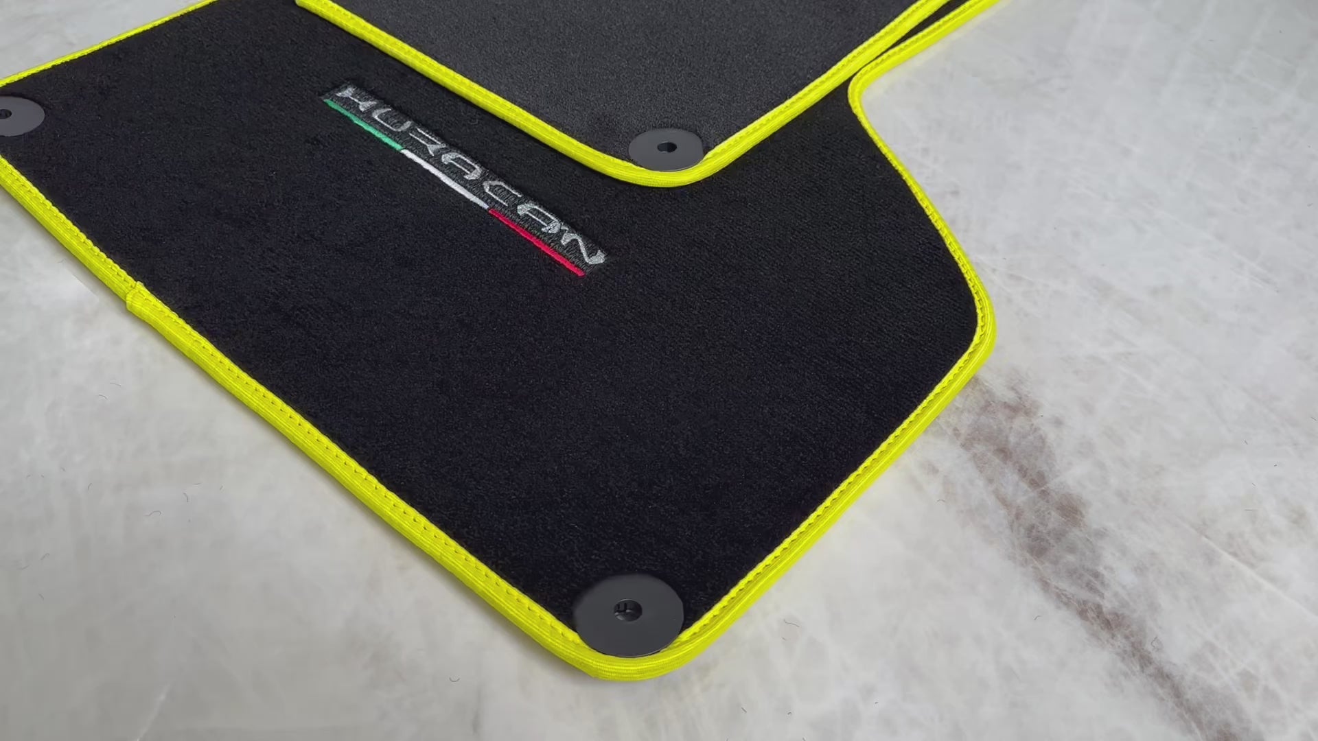 Alfombrillas para Lamborghini Huracan con bandera italiana | Bordes amarillos - AutoWin.EU