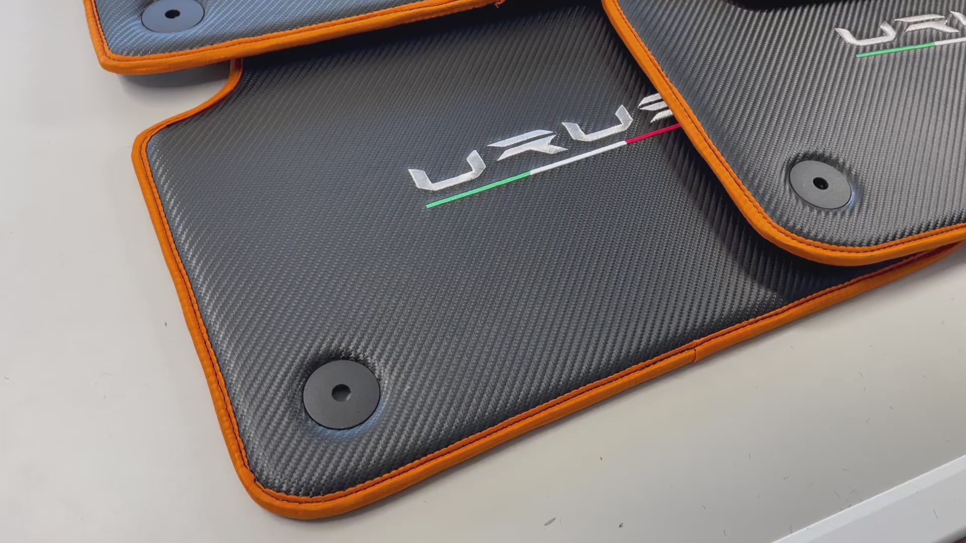 Tapis de voiture pour Lamborghini Urus en cuir carbone avec finition orange - AutoWin.EU