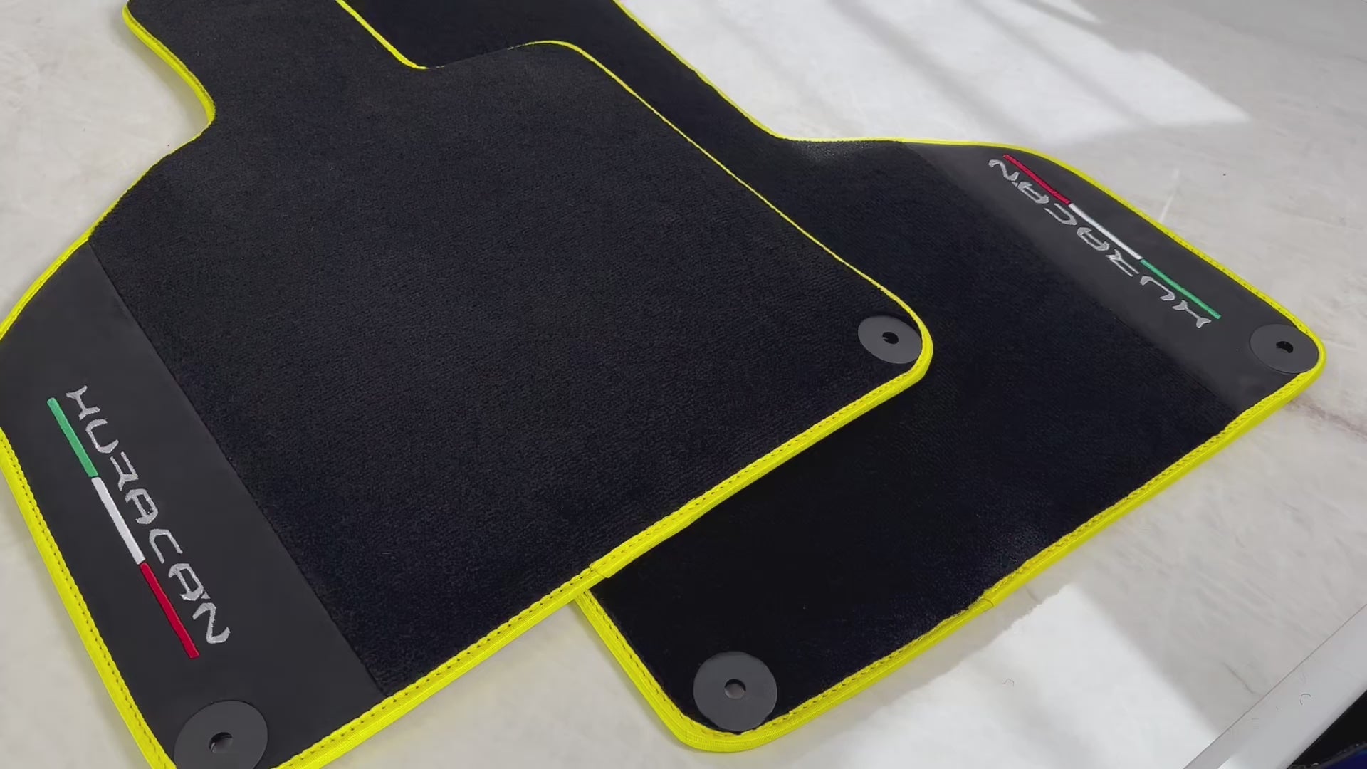 Alfombrillas negras para coches de Lamborghini Huracan con ribete de cuero Alcantara amarillo - AutoWin.EU